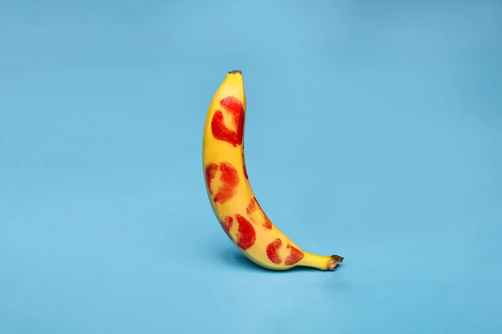 Une banane avec des baisers rouges figurent une fellation amoureuse