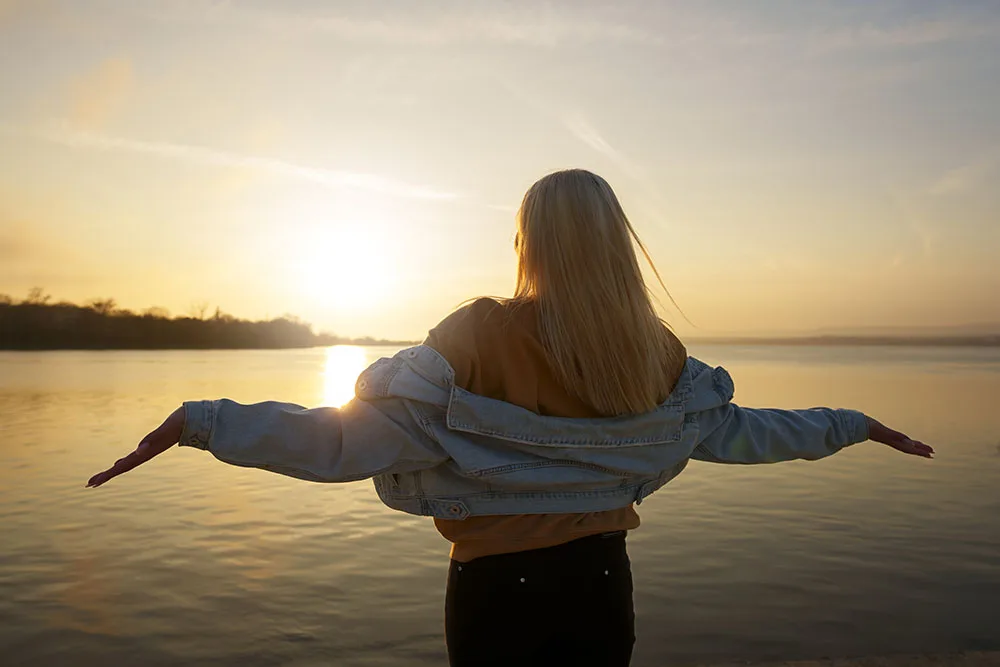 fille devant un coucher de soleil