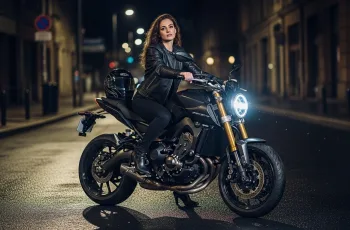 femme sexy ecuir noir sur une moto