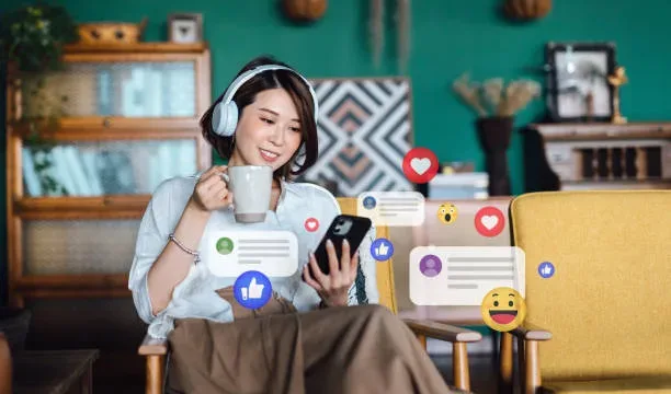 belle jeune femme asiatique avec des C3A9couteurs se relaxant C3A0 la maison et utilisant un