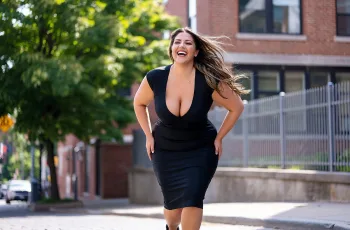 joli femme bbw a forte poitrine dans une robe noire sexy