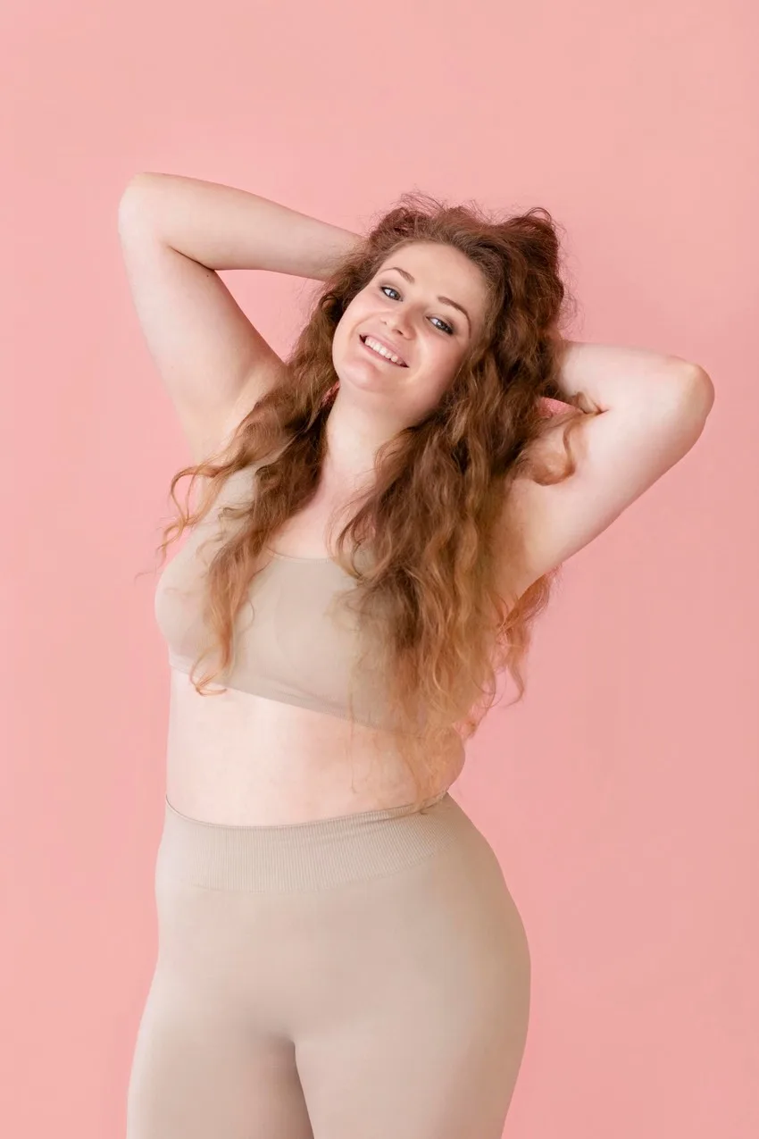 Célibataires et pulpeuses : Pourquoi les sites de rencontre BBW font vibrer le web 2 vue face femme souriante posant tout portant body shaper