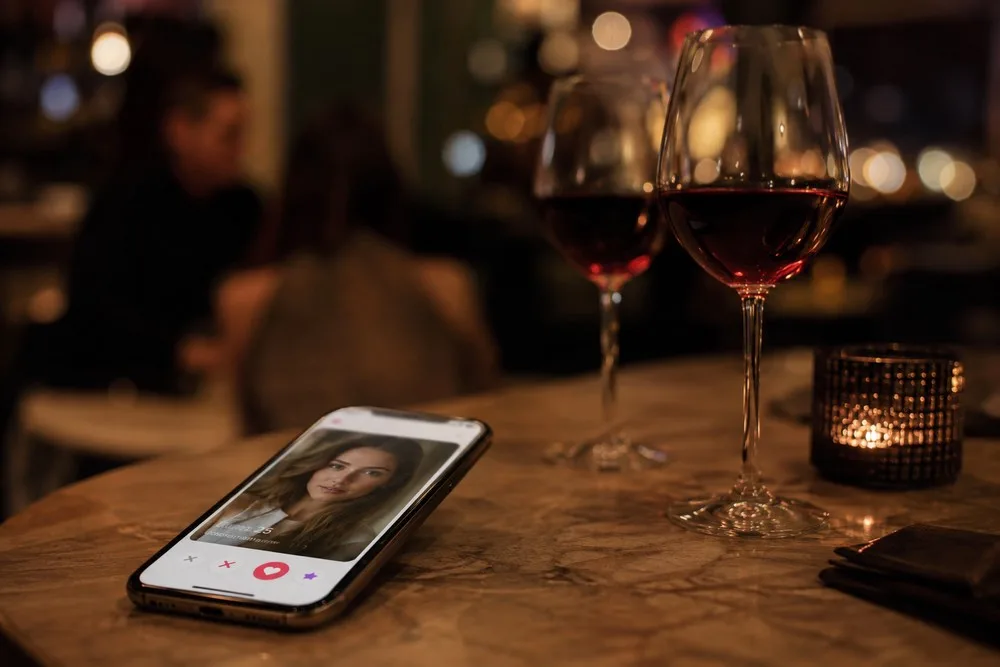 Sites de rencontre sérieux : le vrai du faux derrière les algorithmes de l'amour 2 Ambiance de rendez vous au bar